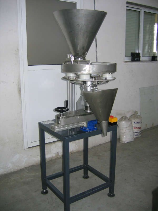 VOLUMETRIC MACHINE FOR PACKING GRAINED PRODUCTS