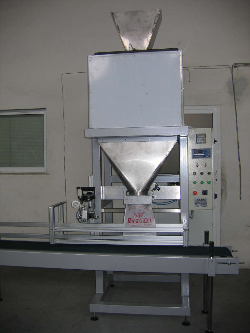 WEIGHING MACHINE FOR PACKING GRAINED PRODUCTS